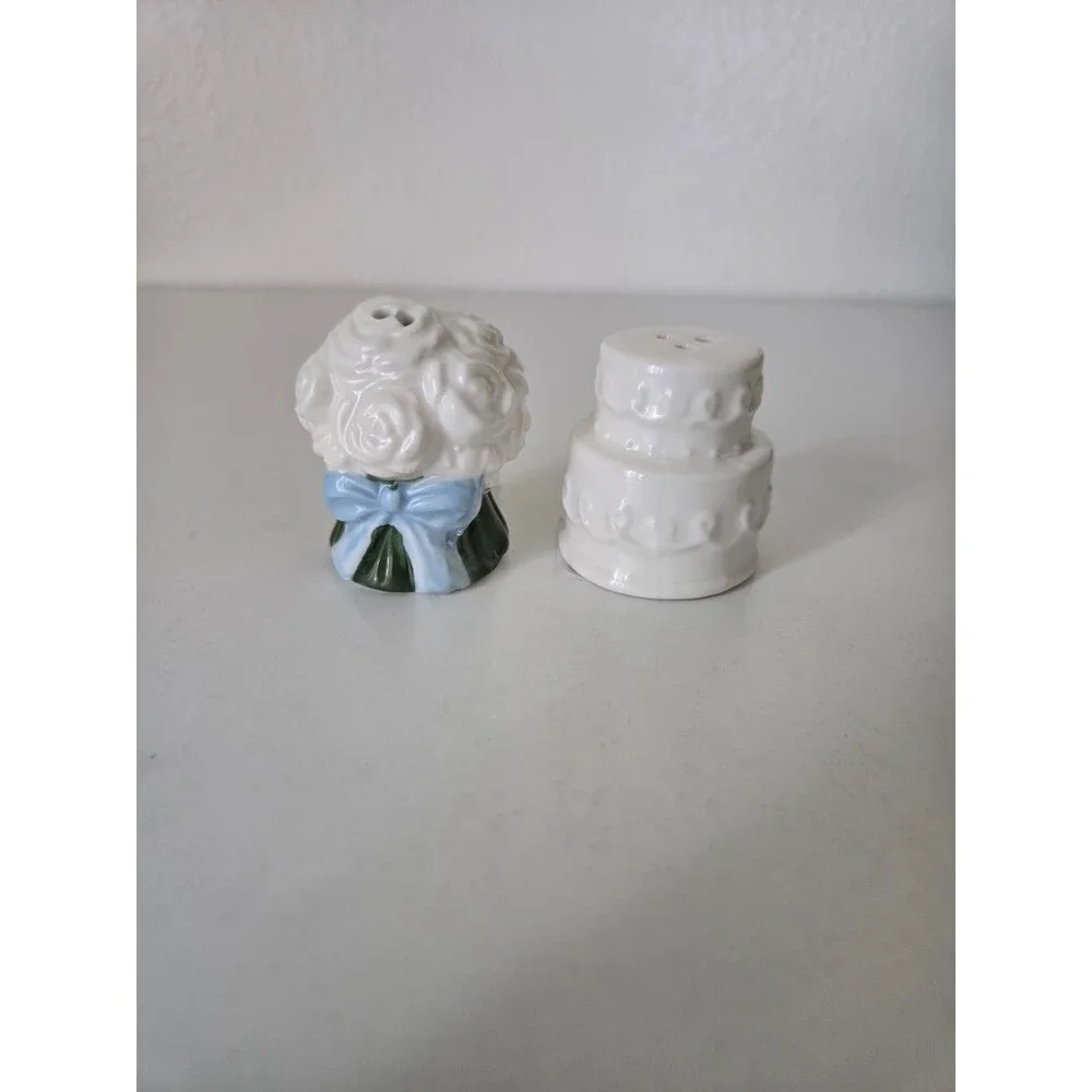 NWT Cracker Barrel Wedding Cake and Bouquet mini salt and pepper shakers